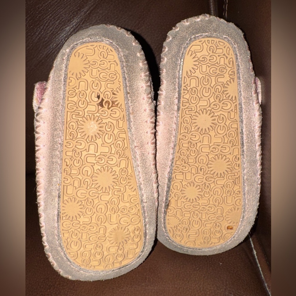 UGG Kids Slippers with Leopard Print and Pink Lining - Picture 4 of 5